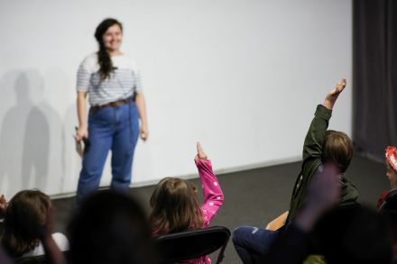 Prowadząca zadaje pytania. Dzieci podnoszą ręce do góry.