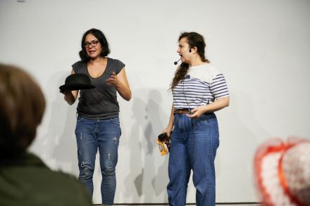 Dwie prowadzące stoją przed widownią.