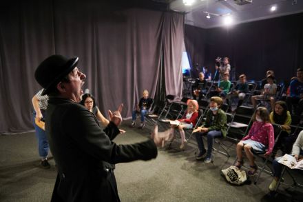 Publiczność od strony sceny. Z lewej strony widać również postać Charliego Chaplina.