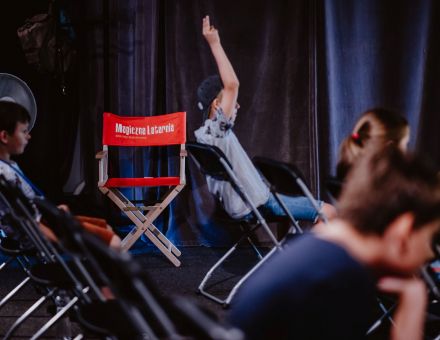 Chłopiec na widowni zgłasza się do odpowiedzi.