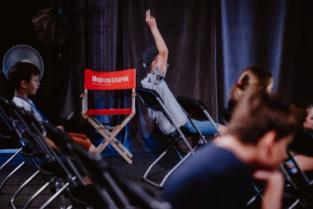 Chłopiec na widowni zgłasza się do odpowiedzi.