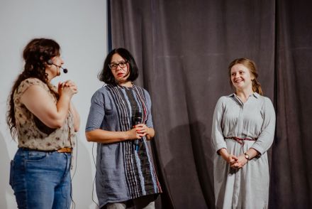 Zbliżenie na twarze animatorek.