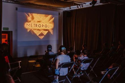 Na projektorze wyświetlany jest film "Metropolis".