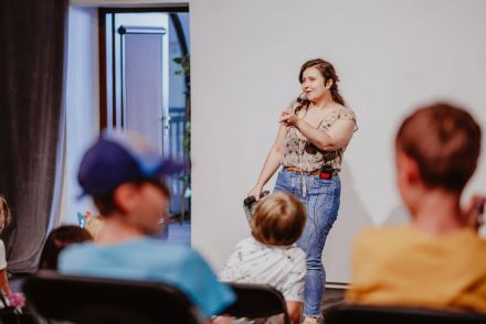 Prowadząca rozmawia z dziećmi.