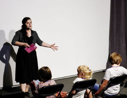 Animatorka rozmawia z dziećmi.