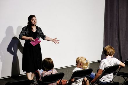 Animatorka rozmawia z dziećmi.