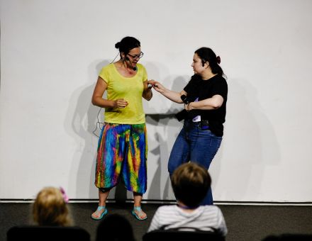 Dwie animatorki odgrywają scenkę przed publicznością.