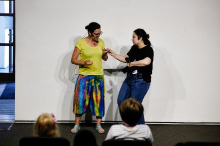 Dwie animatorki odgrywają scenkę przed publicznością.