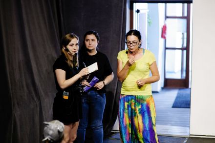 Trzy animatorki rozmawiają z dziećmi.