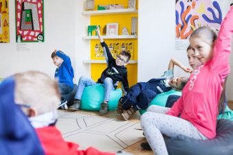 Na zdjęciu dzieci zgłaszają się do odpowiedzi.