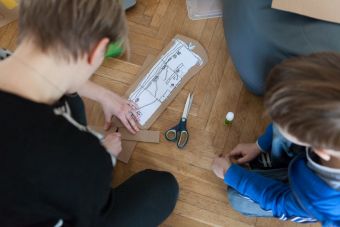 Na zdjęciu dwóch chłopców rozrysowuje, tworzy budynki, które zostaną umieszczona na makiecie.