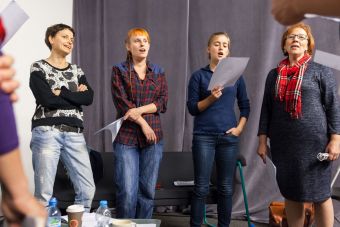 Na zdjęciu widzimy część kobiet, które z zaangażowaniem uczestniczą w warsztacie.