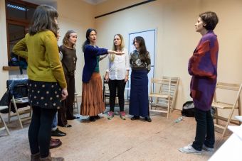 Na zdjęciu prowadząca kontynuuje pokazywanie technik. Wysuwa jedną rękę w przód i wydaje z siebie dźwięki.