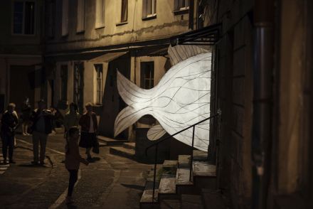 Instalacja artystyczna przedstawiająca rybę umieszczona na schodach.