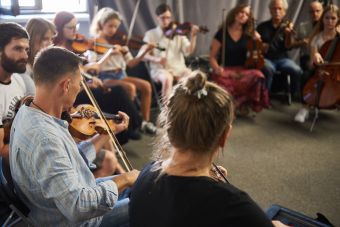 Zbliżenie na tą część uczestników, którzy grają na skrzypcach.