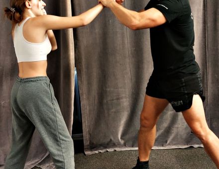 Instruktor pokazuje, jak układać dłoń do ciosu.