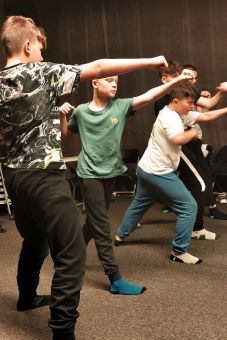 Młodzież uczy się, jak wyprowadzać cios.