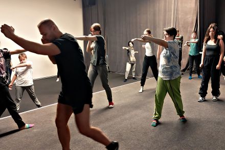 Młodzież wykonuje ćwiczenia, które pokazuje im instruktor.