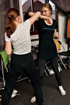 Dwie dziewczyny ćwiczą cios obronny.