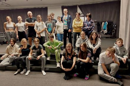 Fotografia zbiorowa wszystkich uczestników warsztatów z instruktorem.