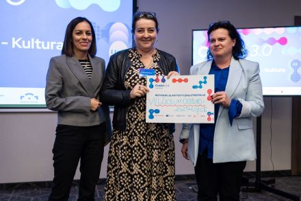 Trzy kobiety trzymają kupon z napisem: Stypendium Artystyczne Otrzymuje VIII Liceum Ogólnokształcące. 