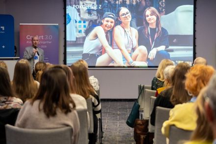 Na rzutniku wyświetlone jest zdjęcie trzech nastolatek. 