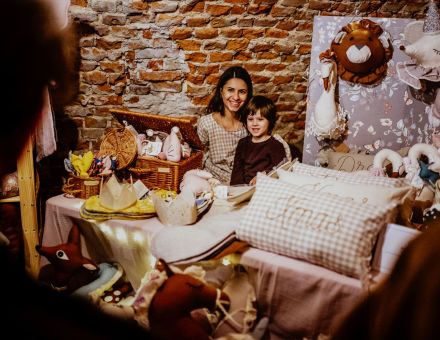 Stoisko z poduszkami i zabawkami z gryki.