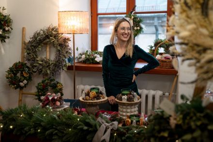 Kobieta sprzedaje świąteczne stroiki.