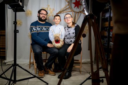 Rodzice z synem pozują do zdjęcia, które robi Pan Roman aparatem sprzed stu lat.