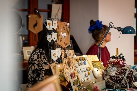 Stoisko z proporczykami.