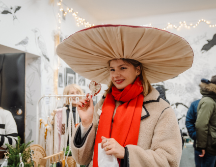 Dziewczyna ma na głowie kapelusz muchomora.