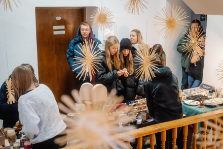 Odwiedzający oglądają produkty z ceramiki na jednym ze stoisk.