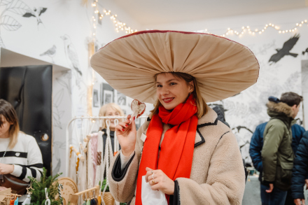 Dziewczyna ma na głowie kapelusz muchomora.