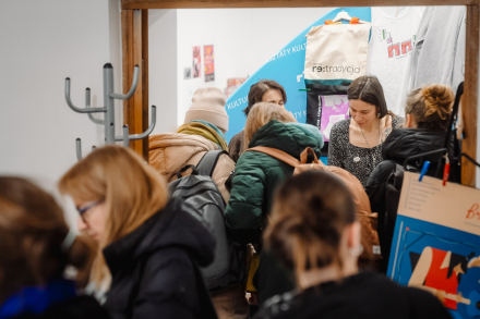 Stoisko z gadżetami Warsztatów Kultury