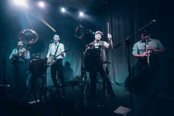 Na zdjęciu czterech członów zespołu podczas koncertu.