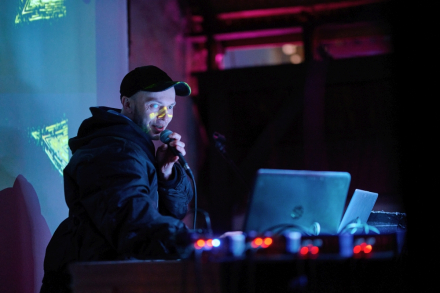 Mężczyzna obsługujący konsolę.