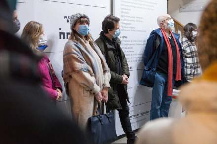 Pięć osób stoi opartych o ścianę koło schodów prowadzących na piętro w siedzibie Warsztatów Kultury przy ulicy Grodzkiej 7.