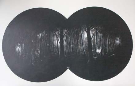 Na białej ścianie widnieje mural. Przedstawia las nocą widziany przez lornetkę.