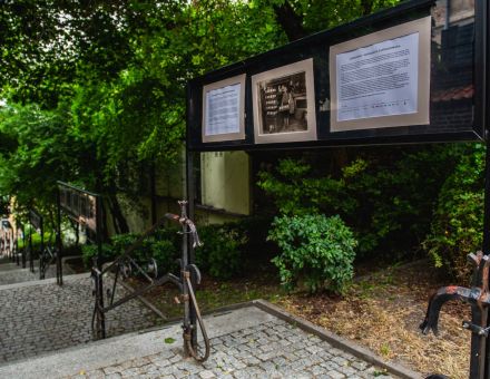 Zbliżenie na gablotę z opisem wystawy.