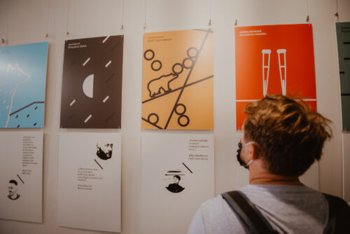 fot. Katarzyna Motek (1) zdjęcie ilustracyjne. mężczyzna ogląda wystawę okładek Wschodniego Expressu