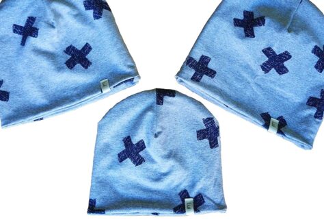 Trzy bawełniane czapki z jasnoniebieskiej dzianiny z nadrukiem granatowych grubych krzyżyków