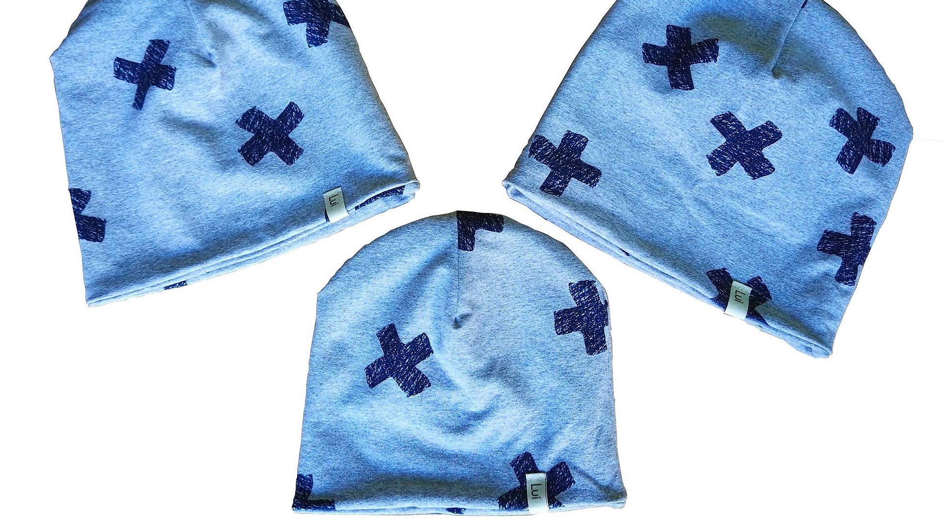 Trzy bawełniane czapki z jasnoniebieskiej dzianiny z nadrukiem granatowych grubych krzyżyków