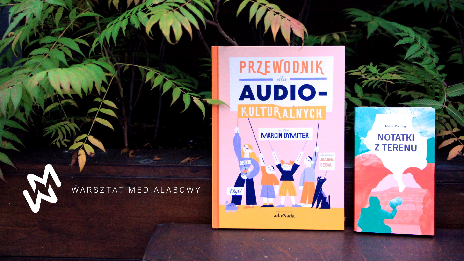 Zdjęcie dwóch książek - Przewodnik dla Audio-kulturalnych, Notatki z terenu. Po lewej stronie logo warsztat medialabowy.