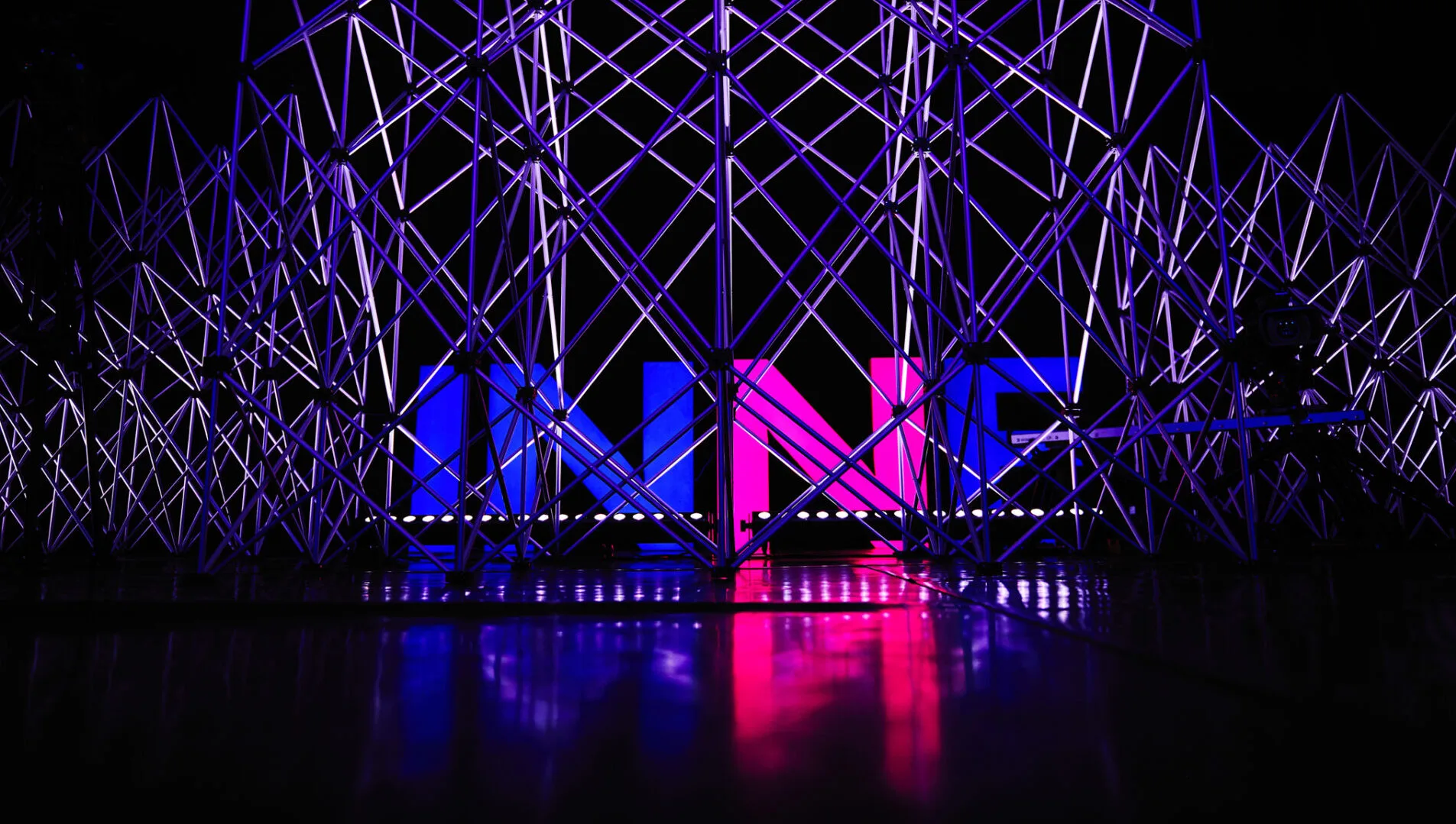 niebiesko- różowe słowo inne na tle metalowych masztów