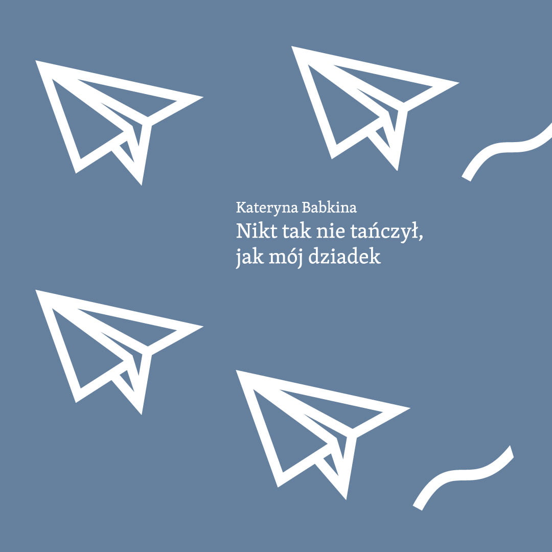 Zdjęcie przedstawia okładkę książki Kateryny Babkiny "Nikt tak nie tańczył, jak mój dziadek". Okładka przedstawi napis tytułowy oraz ilustrację samolocików z papieru.