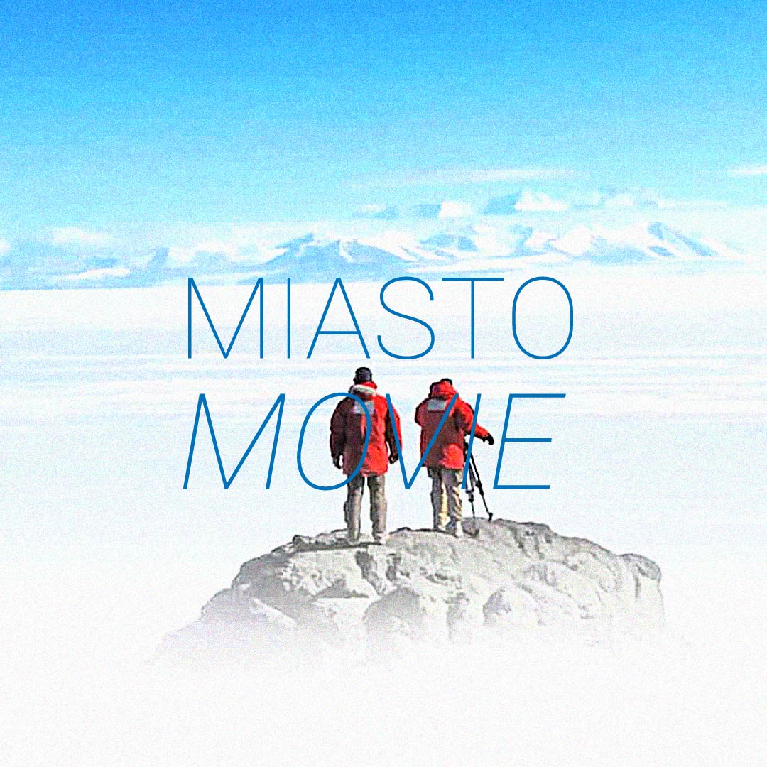 Zdjęcie przedstawia dwóch mężczyzn w czerwonych kurtkach na szczycie góry. Na środku napis "MISATO MOVIE".