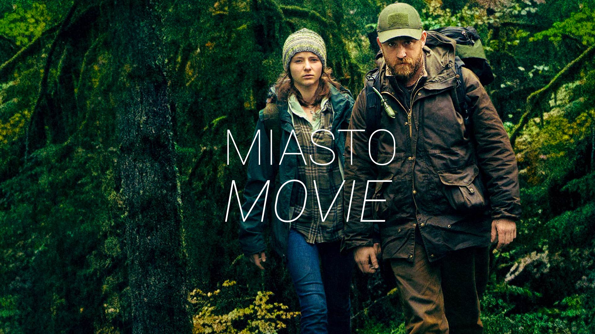 Kobieta i mężczyzna idą przez las. Na środku napis "Miasto movie".