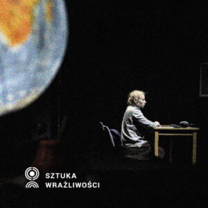 Nieostre zdjęcie przedstawia osobę siedzącą przy ławce. Po lewej logo Sztuka Wrażliwości.