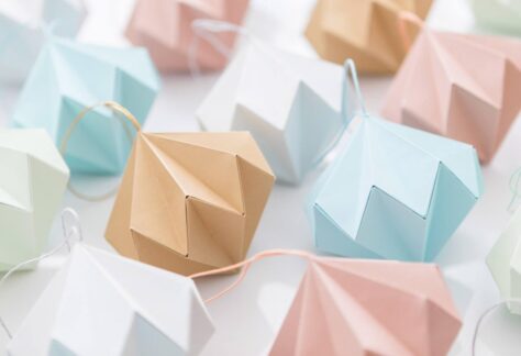 Grafika przedstawiająca wielościany metodą origami.