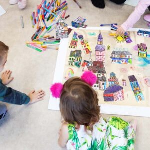 Dzieci rysują mapę swojego przedszkola.